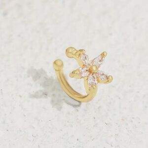 Delicate Zirconia Flower Clip-On Earrings – 14K Gold Plated Elegant Ear Cuff 🌸